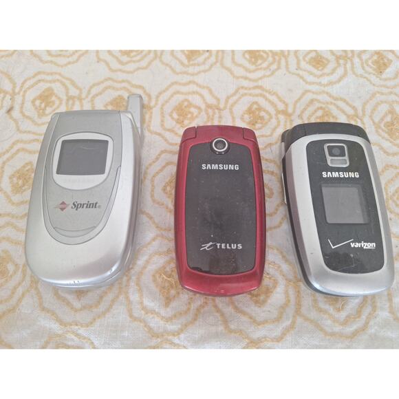 Lot of 3 Vintage Samsung Flip Phones Sprint Telus Verizon – Untested - Picture 1 of 7
